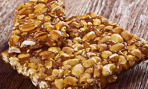 அரசுப்பள்ளிகளில் மதிய உணவில் கடலை மிட்டாய்க்கு தடை- முட்டை, வாழைப்பழம் வழங்க உத்தரவு