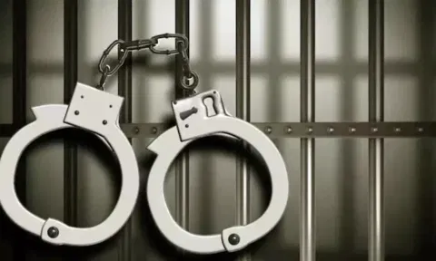 பள்ளி மாணவிகளுக்கு பாலியல் தொல்லை- போக்சோ சட்டத்தில் ஆசிரியர் கைது