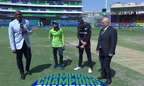 தொடங்கியது சாம்பியன்ஸ் டிராபி: நியூசிலாந்துக்கு எதிராக பாகிஸ்தான் பந்து வீச்சு தேர்வு