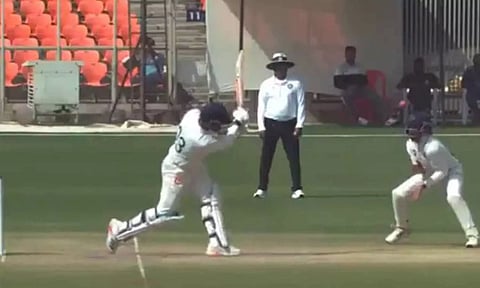 கேரளாவுக்கு எதிரான போட்டி: ஹெல்மெட்டால் 3 ரன்னில் வெற்றியை இழந்த குஜராத்- வைரல் வீடியோ