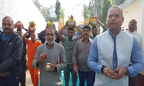 உ.பி. சிறைக்கு கொண்டு வரப்பட்ட திரிவேணி சங்கம நீர்- புனித நீராடிய 90 ஆயிரம் கைதிகள்