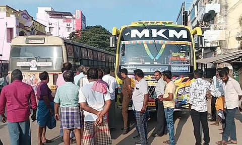 ஸ்ரீவைகுண்டம் ஊருக்குள் வர மறுத்த தனியார் பஸ் சிறைபிடிப்பு: பொதுமக்கள் 3-வது நாளாக போராட்டம்