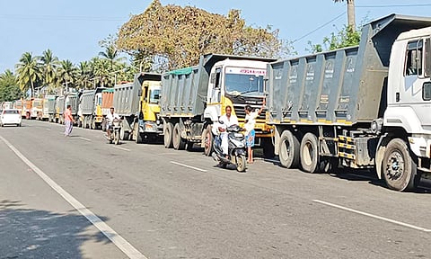 கடுமையான விலையேற்றம்: கட்டுமான பொருட்களை ஏற்றி வந்த லாரிகளை மறித்து ஒப்பந்ததாரர்கள் போராட்டம்