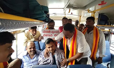 கர்நாடகா - மகாராஷ்டிரா இடையே போக்குவரத்து நிறுத்தம் - ஆண் பயணிகளுக்கு சேலை, பூ கொடுத்து கன்னட அமைப்புகள் போராட்டம்