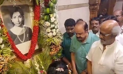 ஜெயலலிதா உருவ படத்திற்கு ரஜினிகாந்த் மரியாதை