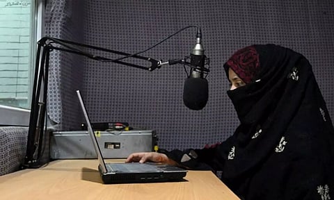 TUNE IN 'ரேடியோ பேகம்': ஆப்கானிஸ்தானில் தடை செய்யப்பட்ட பெண்கள் வானொலிக்கு மீண்டும் அனுமதி