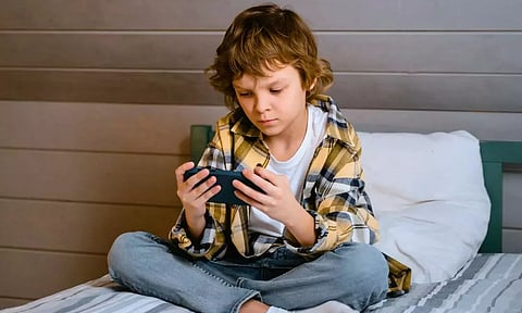 அதிகமாக செல்போன் பார்த்தால் குழந்தைகளின் அறிவாற்றல் பாதிக்கும்- மத்திய சுகாதாரத்துறை எச்சரிக்கை