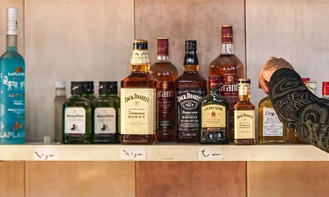 உ.பி.யில் மதுபானம் விற்பனை கடைகளுக்காக குவிந்த 3.65 லட்சம் விண்ணப்பங்கள்