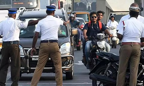 வாகன சோதனையில் ஈடுபடும் போக்குவரத்து போலீசாருக்கு திடீர் கட்டுப்பாடு