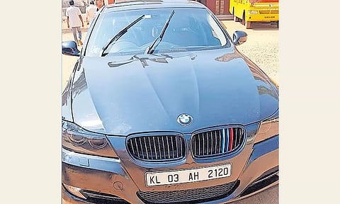 பி.எம்.டபிள்யூ காரை வாடகைக்கு எடுத்த 10-ம் வகுப்பு மாணவர்கள்- பள்ளிக்குள் வேகமாக ஓட்டிச்சென்ற 2 பேர் கைது