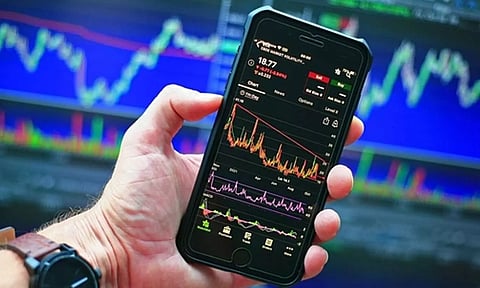 மும்பை பங்குச் சந்தை பெரும் சரிவுடன் தொடக்கம்.. வர்த்தகர்கள் அதிர்ச்சி