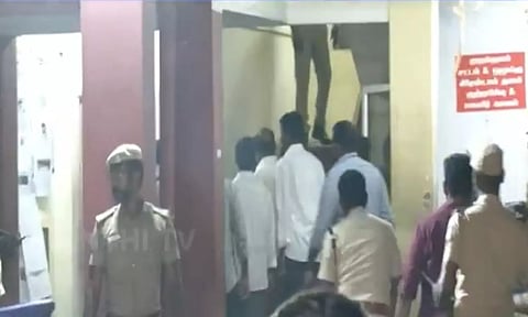 சீமானைக் காண குவிந்த தொண்டர்கள்: வளசரவாக்கத்தில் பரபரப்பு