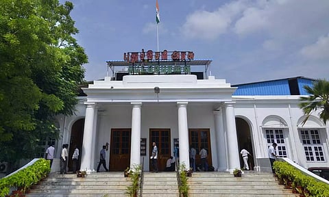 பணிக்கு திரும்பாமல் நீண்ட நாள் விடுமுறை எடுத்துள்ள அரசு ஊழியர்கள் மீது நடவடிக்கை- புதுச்சேரி தலைமை செயலர் உத்தரவு