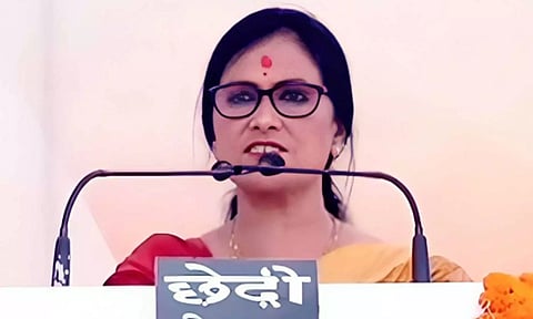 வகுப்புவாதத்தை காப்பேன் எனக்கூறி பதவிப் பிரமாணம் எடுத்துக்கொண்ட பாஜக மேயர்