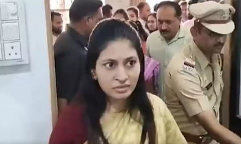 மத்திய அமைச்சர் ரக்ஷா கட்சே மகளுக்கு ஈவ்டீசிங்- காவல் நிலையத்தில் புகார்