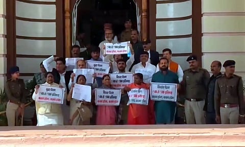 பீகாரில் இலவச மின்சாரம், மலிவு விலையில் கியாஸ் சிலிண்டர் வழங்கக்கோரி போராட்டம் நடத்திய ராப்ரி தேவி