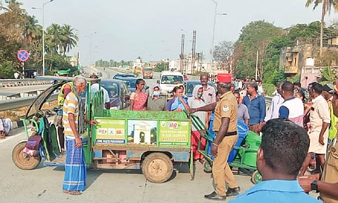 புதுச்சேரி-விழுப்புரம் 4 வழிச் சாலையில் துப்புரவு தொழிலாளர்கள் திடீர் மறியல்