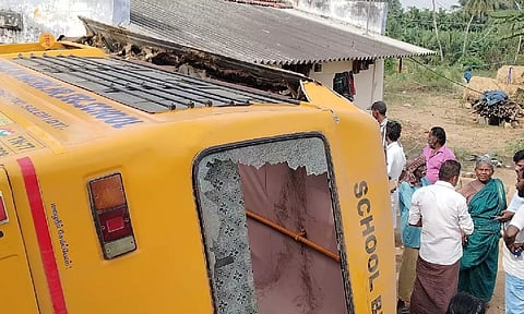 தனியார் பள்ளி வேன் கவிழ்ந்து 16 குழந்தைகள் படுகாயம்