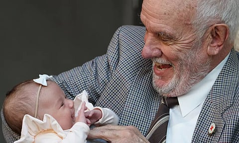 ரத்த தானம் மூலம் 2.4 மில்லியன் குழந்தைகளின் உயிரைக் காப்பாற்றிய முதியவர் மறைவு