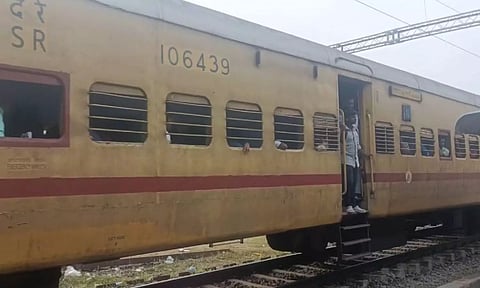 மயிலம் அருகே சிக்னல் கோளாறு: சென்னை ரெயில்கள் ஒரு மணி நேரம் தாமதம்