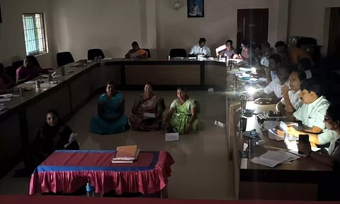 நகராட்சி கூட்டம்: அடிப்படை வசதிகள் கேட்டு கவுன்சிலர்கள் உள்ளிருப்பு போராட்டம்