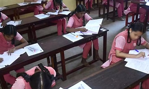 பிளஸ்-1 பொதுத்தேர்விலும் 11 ஆயிரம் பேர் 'ஆப்சென்ட்'
