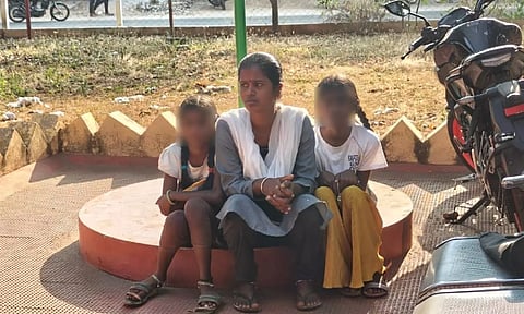 ரேசன் கடையில் வேலை வாங்கி தருவதாக தி.மு.க. பிரமுகர் மோசடி: பெண் தர்ணா