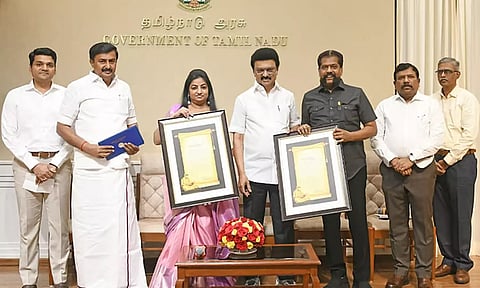 மூத்த பத்திரிகையாளர்கள் நக்கீரன் கோபால், சுகிதாவுக்கு "கலைஞர் எழுதுகோல் விருது"- முதலமைச்சர் வழங்கி கவுரவித்தார்