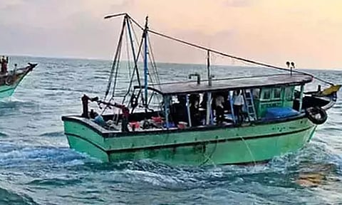 தொடரும் இலங்கை கடற்படையின் அட்டூழியம்: தமிழக மீனவர்கள் 14 பேர் கைது
