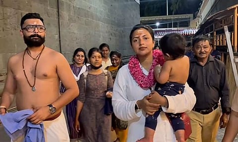 திருவண்ணாமலை அண்ணாமலையார் கோவிலில் குடும்பத்துடன் சாமி தரிசனம் செய்த நடிகை அமலாபால்