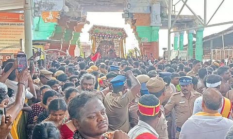 திருச்செந்தூரில் மாசித்திருவிழா: வெற்றிவேர் சப்பரத்தில் பக்தர்களுக்கு காட்சி அளித்த சண்முகர்