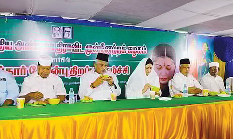 குழாய் அடி சண்டை போல் மத்திய, மாநில அரசுகள் மோதிக்கொள்கின்றன- சசிகலா