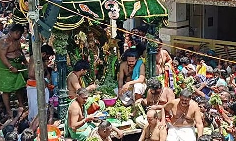 திருச்செந்தூர் கோவிலில் மாசி திருவிழா: பச்சை சாத்தி கோலத்தில் சுவாமி சண்முகர் வீதியுலா