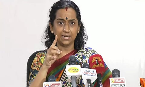 பிரபலம் என்றால் சேற்றை வாரி அடிப்பது நியாயமா?- பாடகி கல்பனா