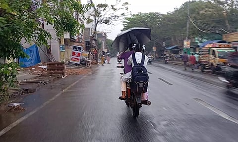புதுச்சேரியில் திடீரென மாறிய வானிலை- குளிர்ந்த காற்றுடன் சாரல் மழை