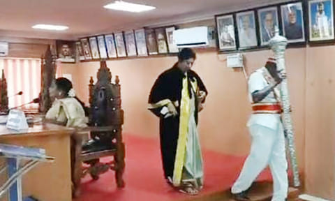 தி.மு.க. கவுன்சிலர்களின் கோரிக்கைகளுக்கு எதிர்ப்பு தெரிவித்து சிவகாசி மேயர் வெளிநடப்பு