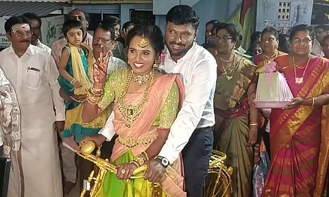 திருமண நிச்சயதார்த்தத்துக்கு மணப்பெண்ணை சைக்கிளில் ஊர்வலமாக அழைத்து வந்த மாப்பிள்ளை