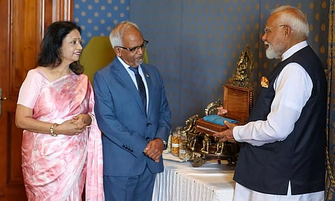 மொரிஷியஸ் அதிபர் மனைவிக்கு பனாரஸ் பட்டுப்புடவையை பரிசளித்த பிரதமர் மோடி