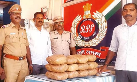 ரெயிலில் கடத்திய 12 கிலோ கஞ்சா பறிமுதல்