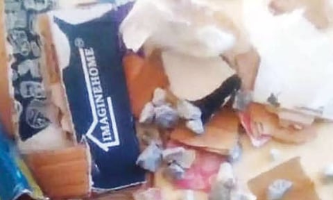 காத்திருந்த அதிர்ச்சி: டிரிம்மர் ஆர்டர் செய்தவருக்கு பார்சலில் வந்த ஜல்லி கற்கள்