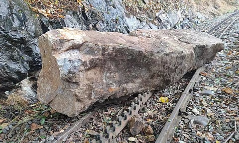 மலை ரெயில் தண்டவாளத்தில் பாறை சரிந்து விழுந்தது- ரெயில் போக்குவரத்து இன்று ரத்து