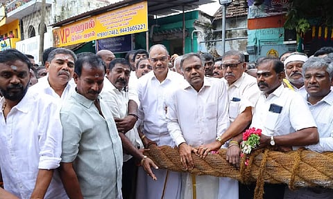 திருச்செந்தூரில் மாசித்திருவிழா தேரோட்டம்: இரா.கண்ணன் ஆதித்தன் தொடங்கி வைத்தார்