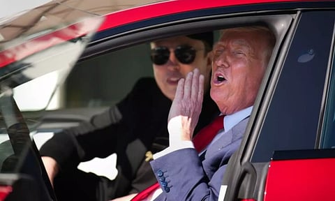 புதிய டெஸ்லா கார் வாங்கிய டிரம்ப்.. எலான் மஸ்க் வியாபாரத்தை விருத்தி செய்ய அமெரிக்கர்களுக்கு அழைப்பு