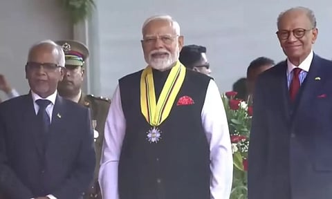 மொரிஷியஸ் நாட்டின் உயரிய விருதை பெற்றுக்கொண்ட பிரதமர் மோடி: மழையிலும் குவிந்த மக்கள்