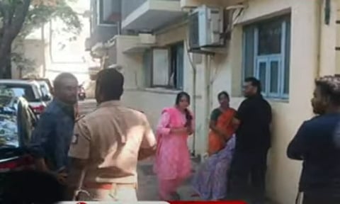 கடன் பிரச்சனை- பிள்ளைகளை கொன்று மருத்துவர், வழக்கறிஞர் தம்பதி தற்கொலை