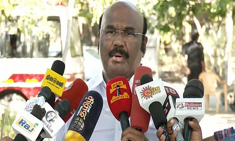 தமிழ்நாட்டின் உரிமைகளை மத்திய அரசுக்கு தாரை வார்த்து கொடுத்திருக்கிறது தி.மு.க- ஜெயக்குமார்