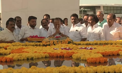 வேளாண் பட்ஜெட்: அண்ணா, கலைஞர் நினைவிடங்களில் அமைச்சர் எம்.ஆர்.கே. பன்னீர்செல்வம் மரியாதை