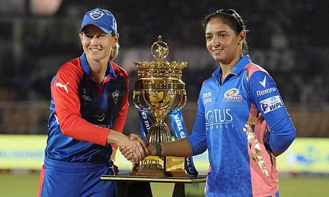 மகளிர் பிரிமீயர் லீக் இறுதிப்போட்டி: மும்பை அணிக்கு எதிராக டெல்லி பந்து வீச்சு தேர்வு