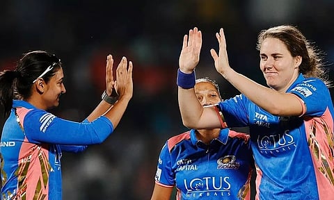 மகளிர் பிரீமியர் லீக்: ஆட்ட நாயகி விருது வென்ற ஹர்மன்பிரீத், தொடர் நாயகி விருது வென்ற நாட் சீவர் பிரண்ட்