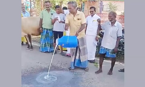 விலையை உயர்த்தக்கோரி பாலை தரையில் கொட்டி விவசாயிகள் போராட்டம்